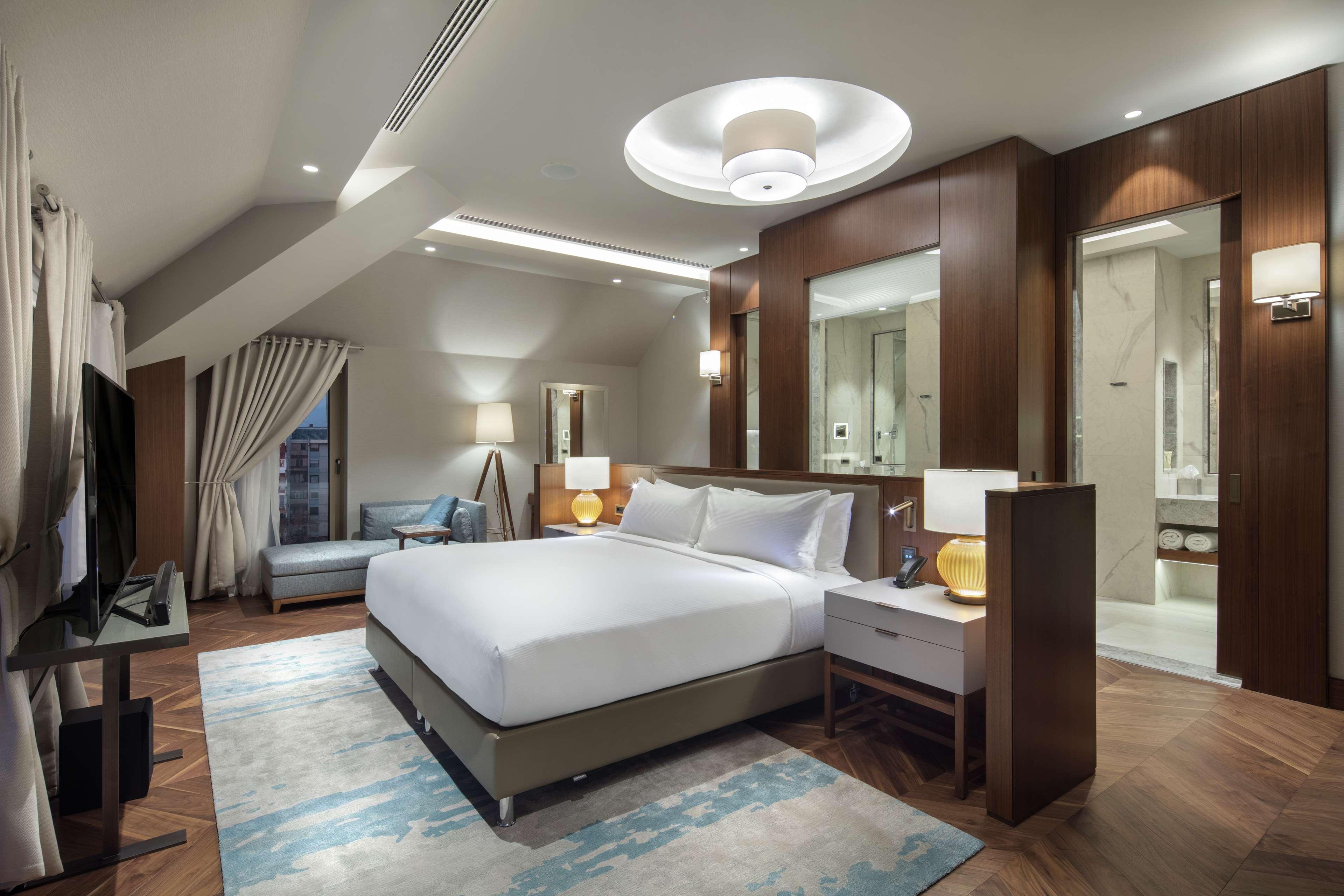 מלון Doubletree By Hilton סקופיה מראה חיצוני תמונה Suite
