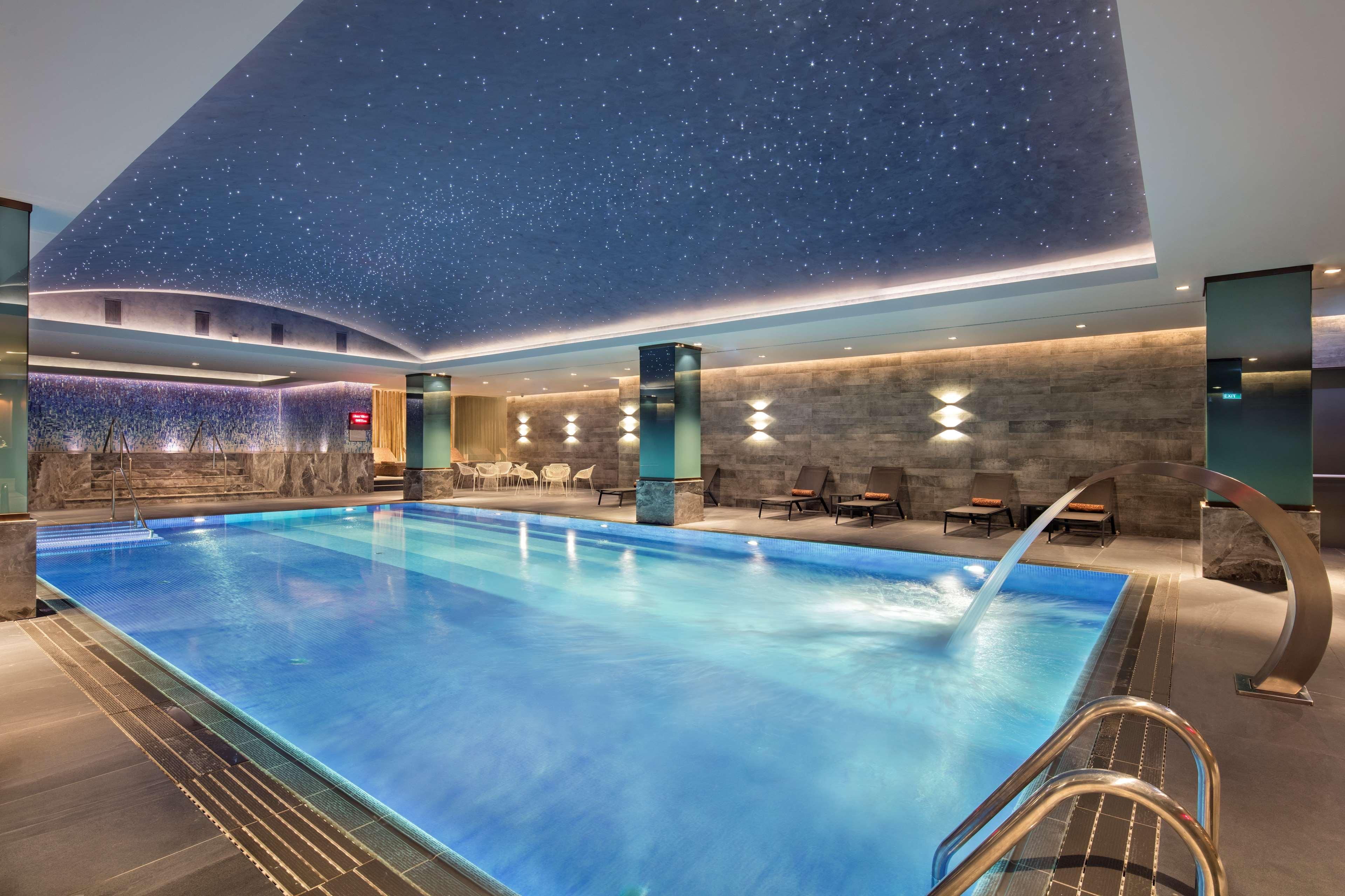 מלון Doubletree By Hilton סקופיה מראה חיצוני תמונה The pool at the hotel