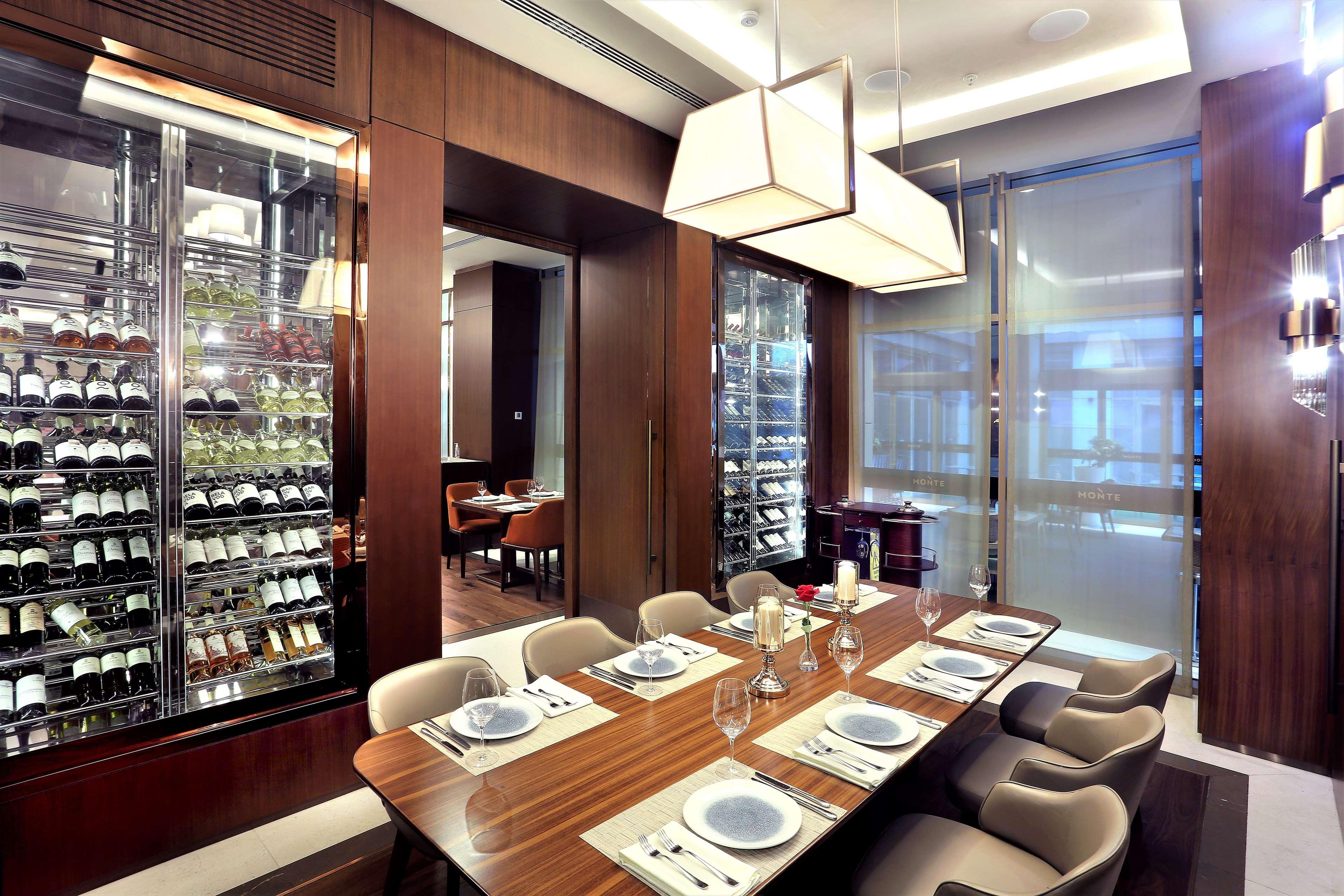 מלון Doubletree By Hilton סקופיה מראה חיצוני תמונה The interior of the restaurant