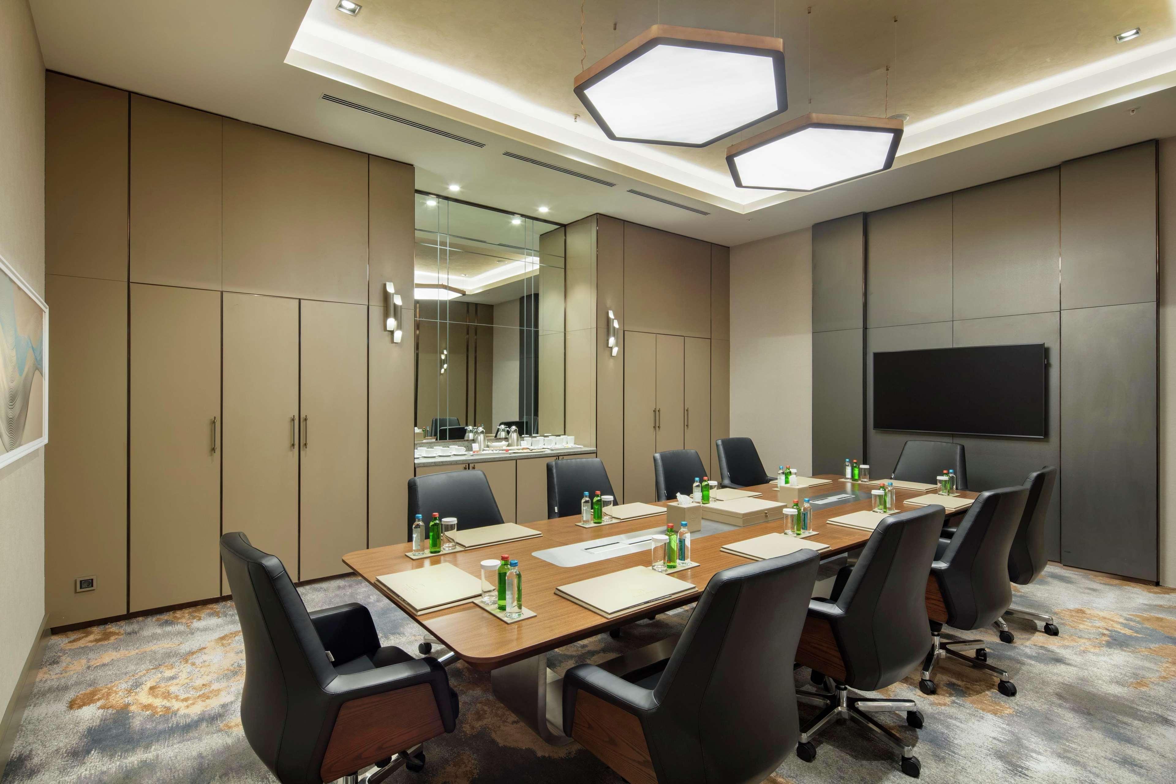 מלון Doubletree By Hilton סקופיה מראה חיצוני תמונה Meeting room