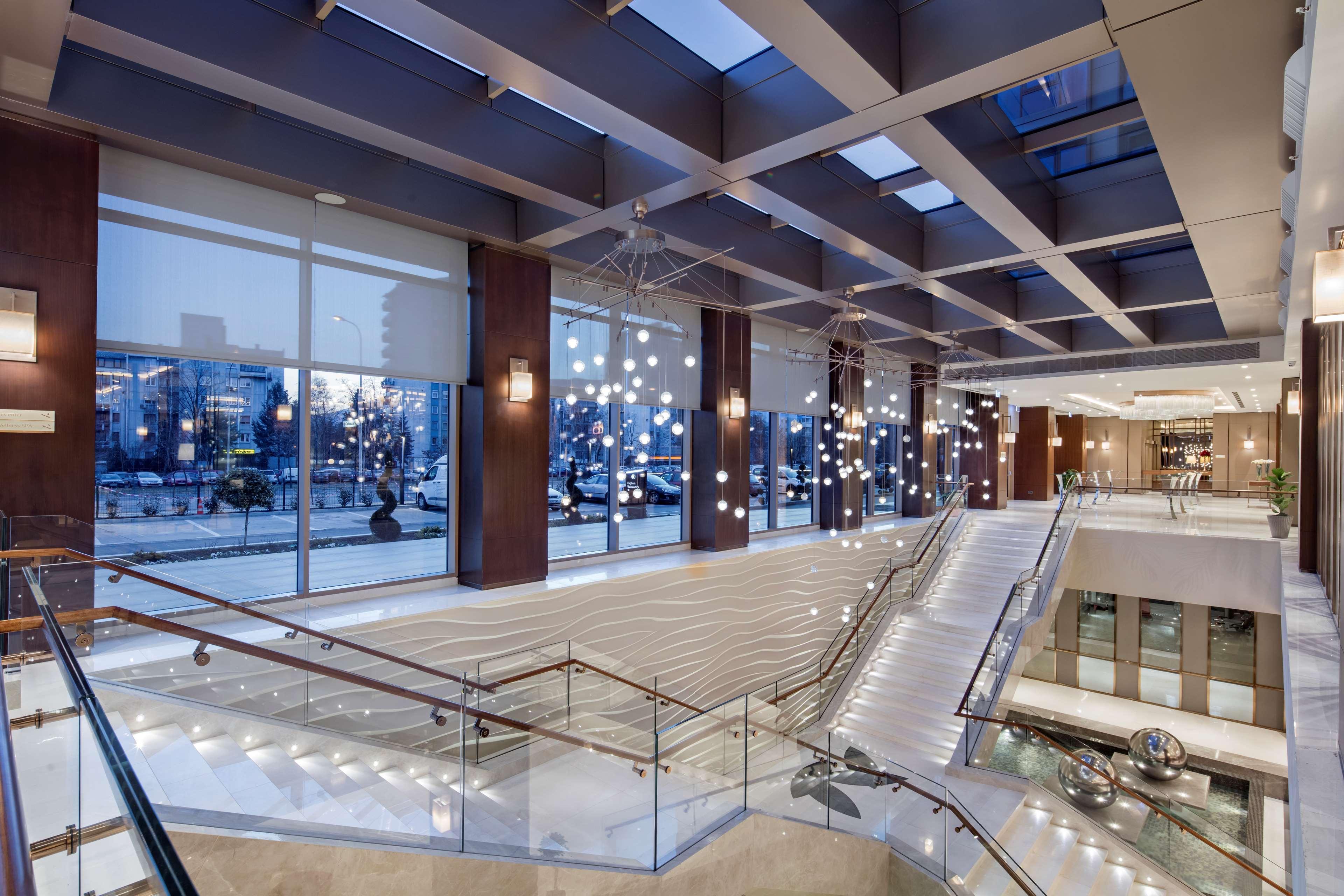 מלון Doubletree By Hilton סקופיה מראה חיצוני תמונה The interior of the hotel