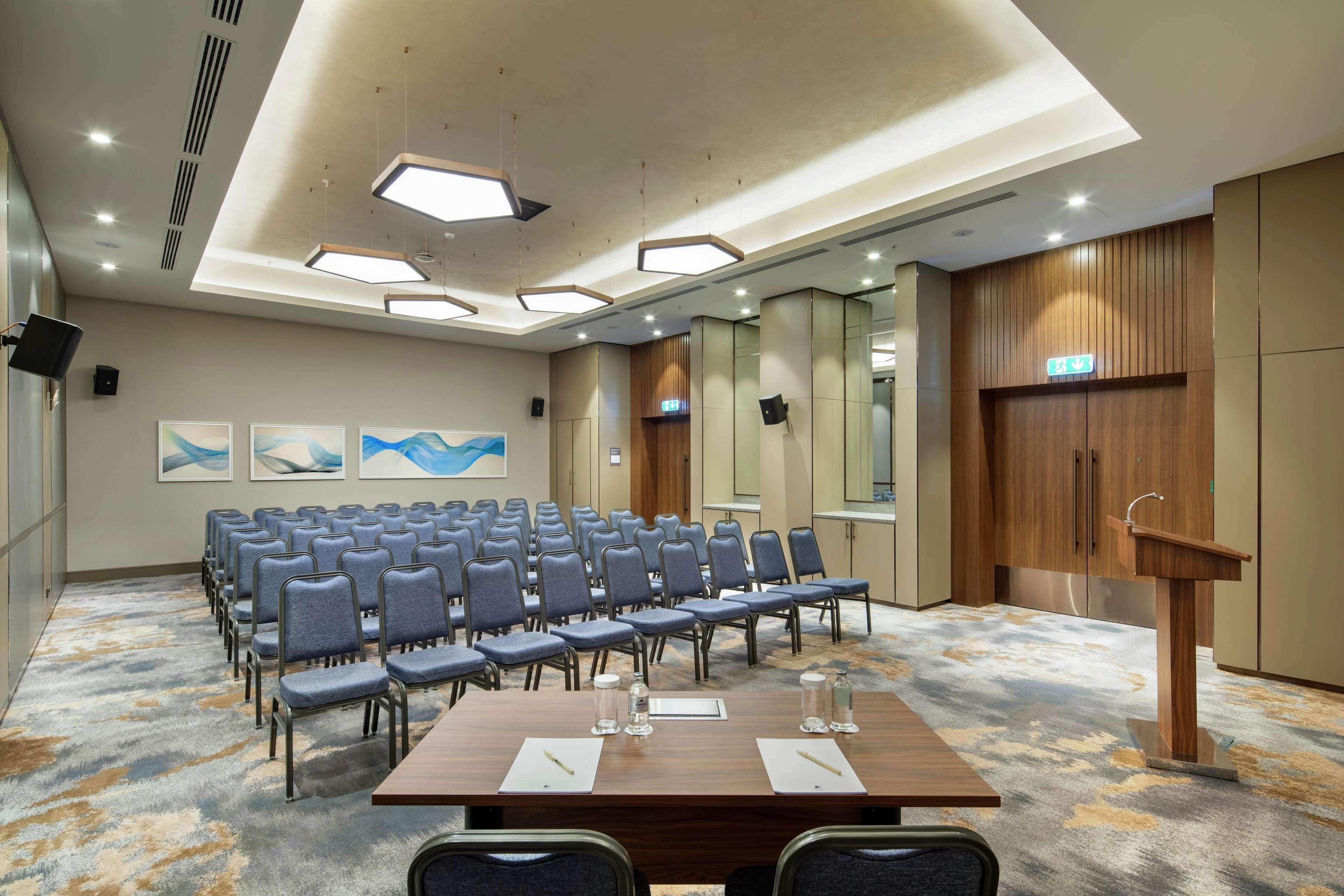 מלון Doubletree By Hilton סקופיה מראה חיצוני תמונה Meeting room