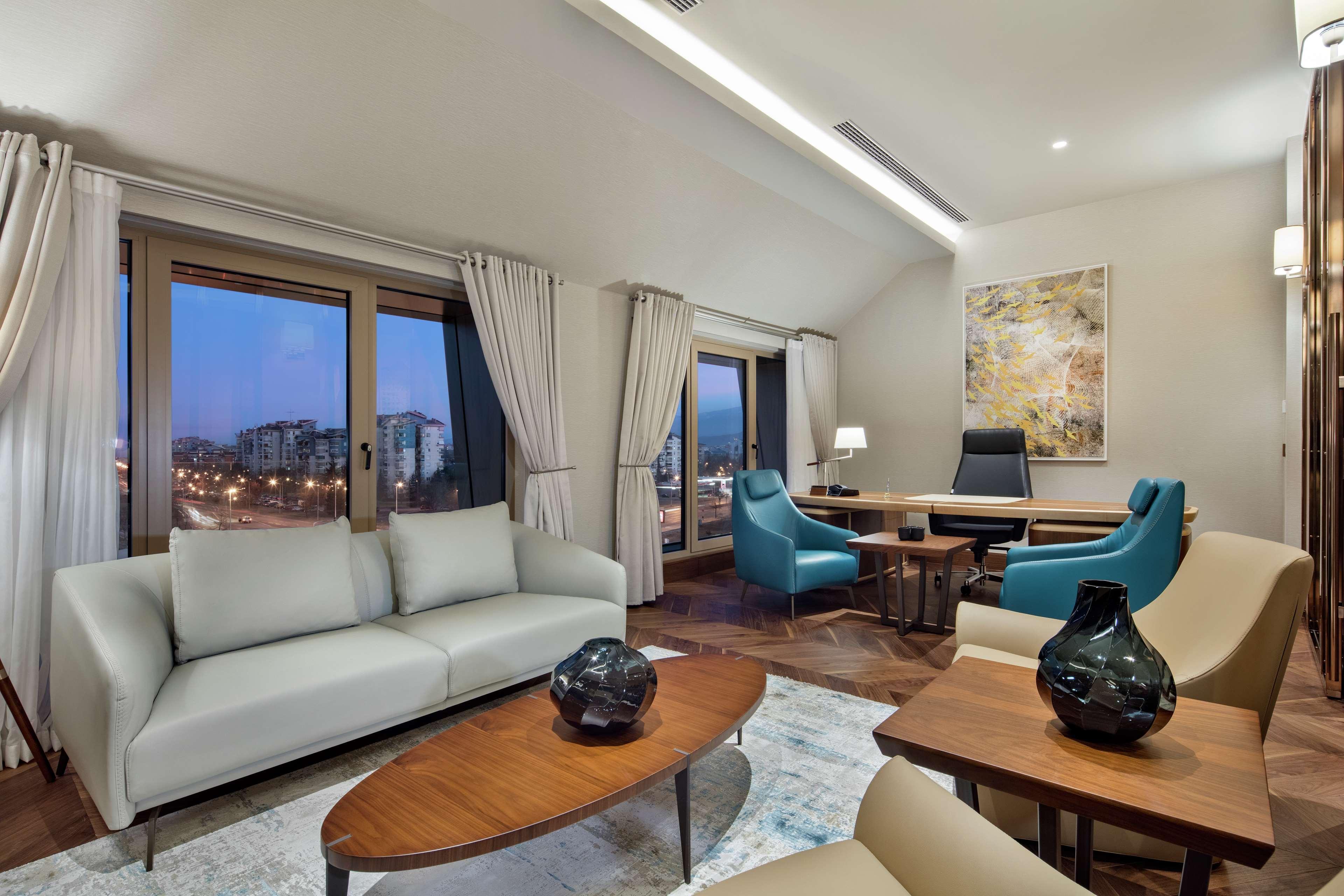 מלון Doubletree By Hilton סקופיה מראה חיצוני תמונה Office of the Prime Minister
