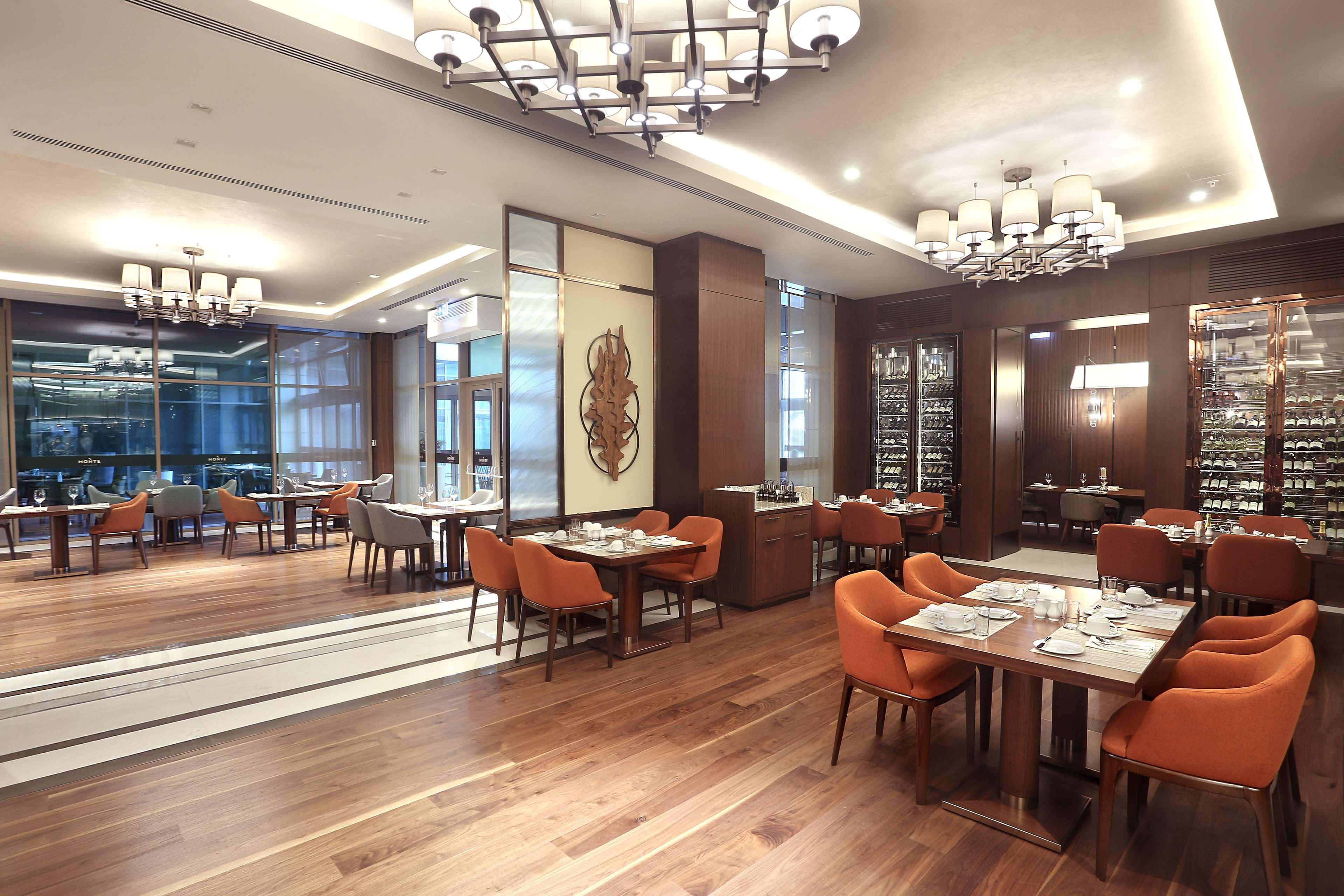מלון Doubletree By Hilton סקופיה מראה חיצוני תמונה The interior of the restaurant