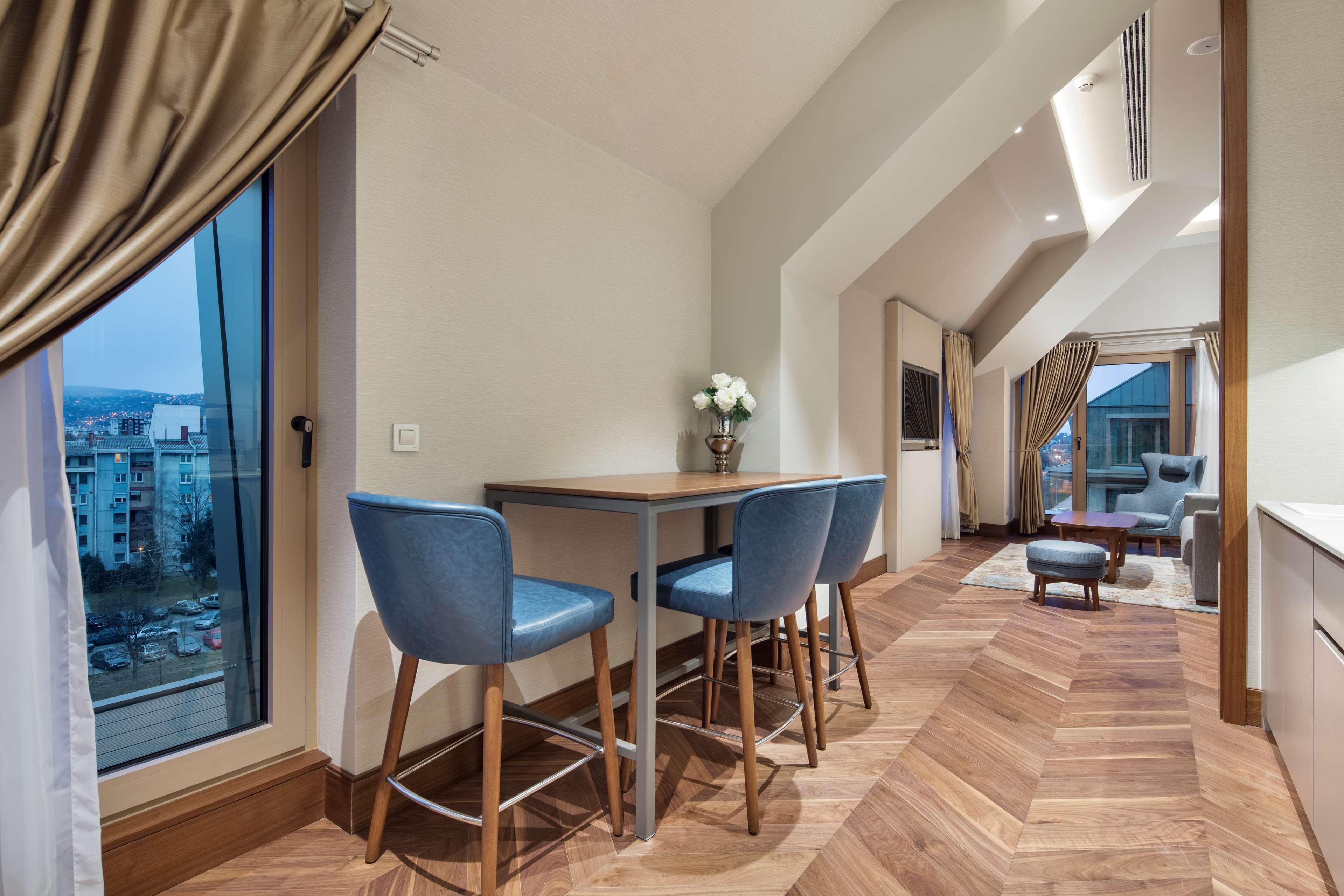 מלון Doubletree By Hilton סקופיה מראה חיצוני תמונה A suite at the hotel