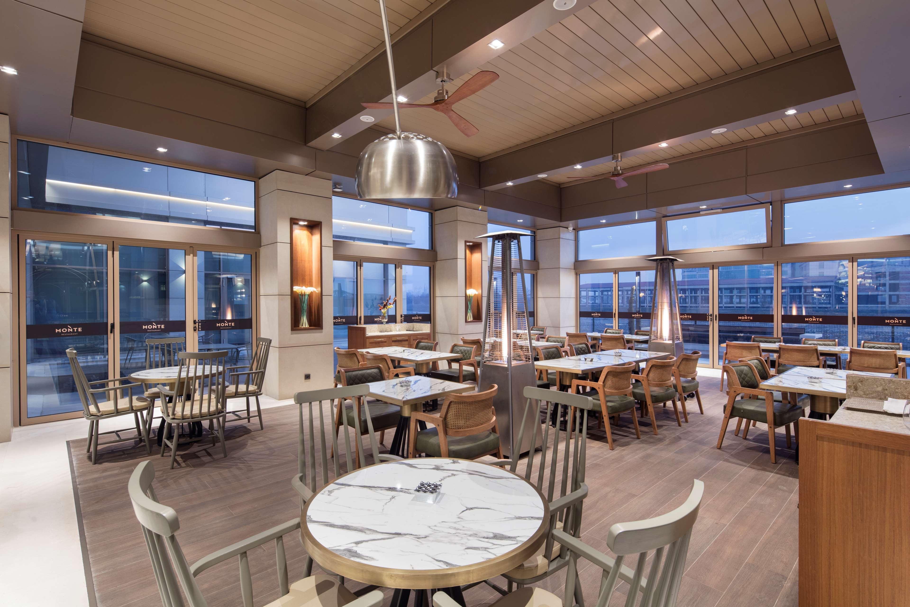 מלון Doubletree By Hilton סקופיה מראה חיצוני תמונה The restaurant