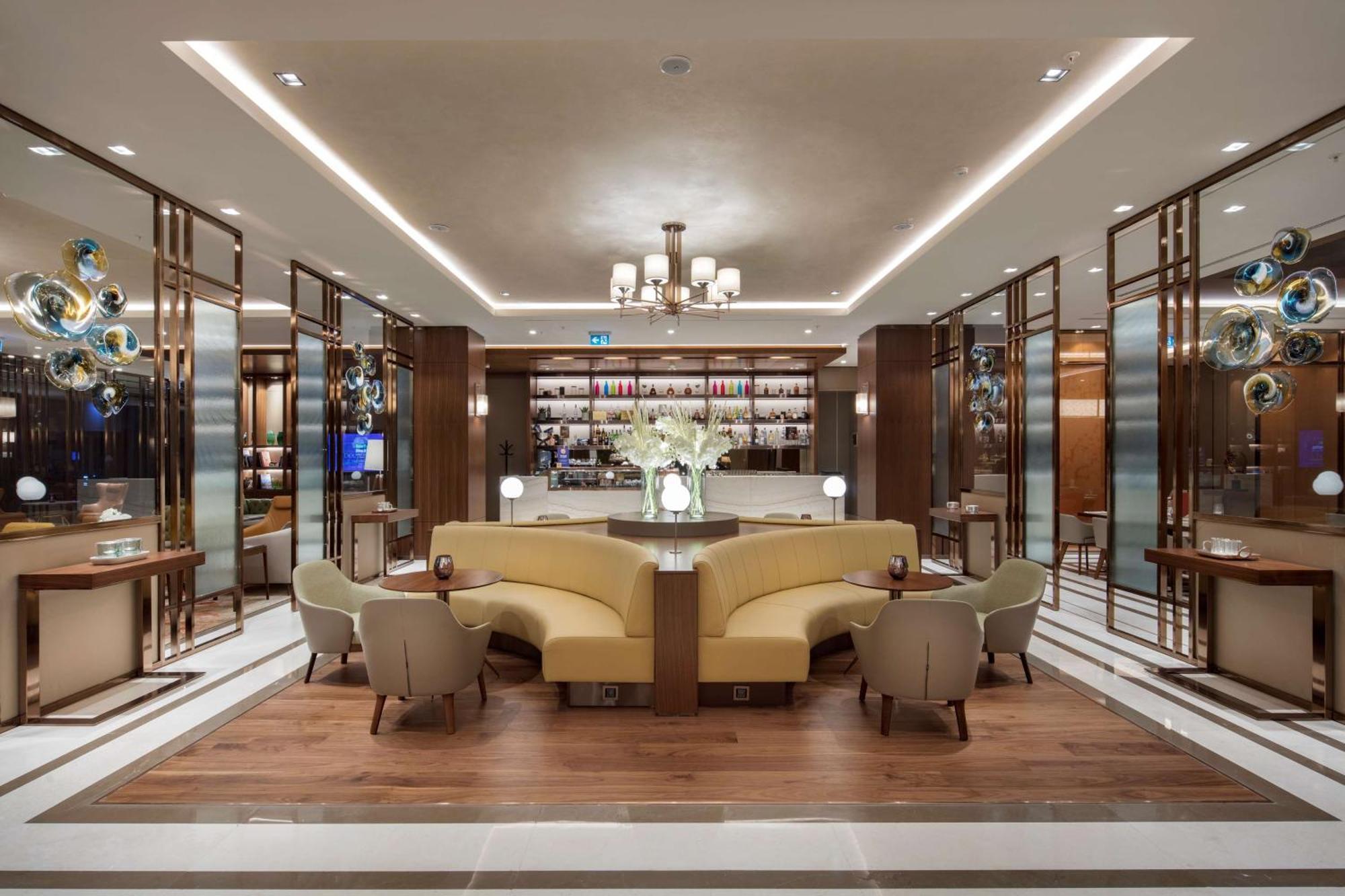 מלון Doubletree By Hilton סקופיה מראה חיצוני תמונה The lounge at Changi Airport