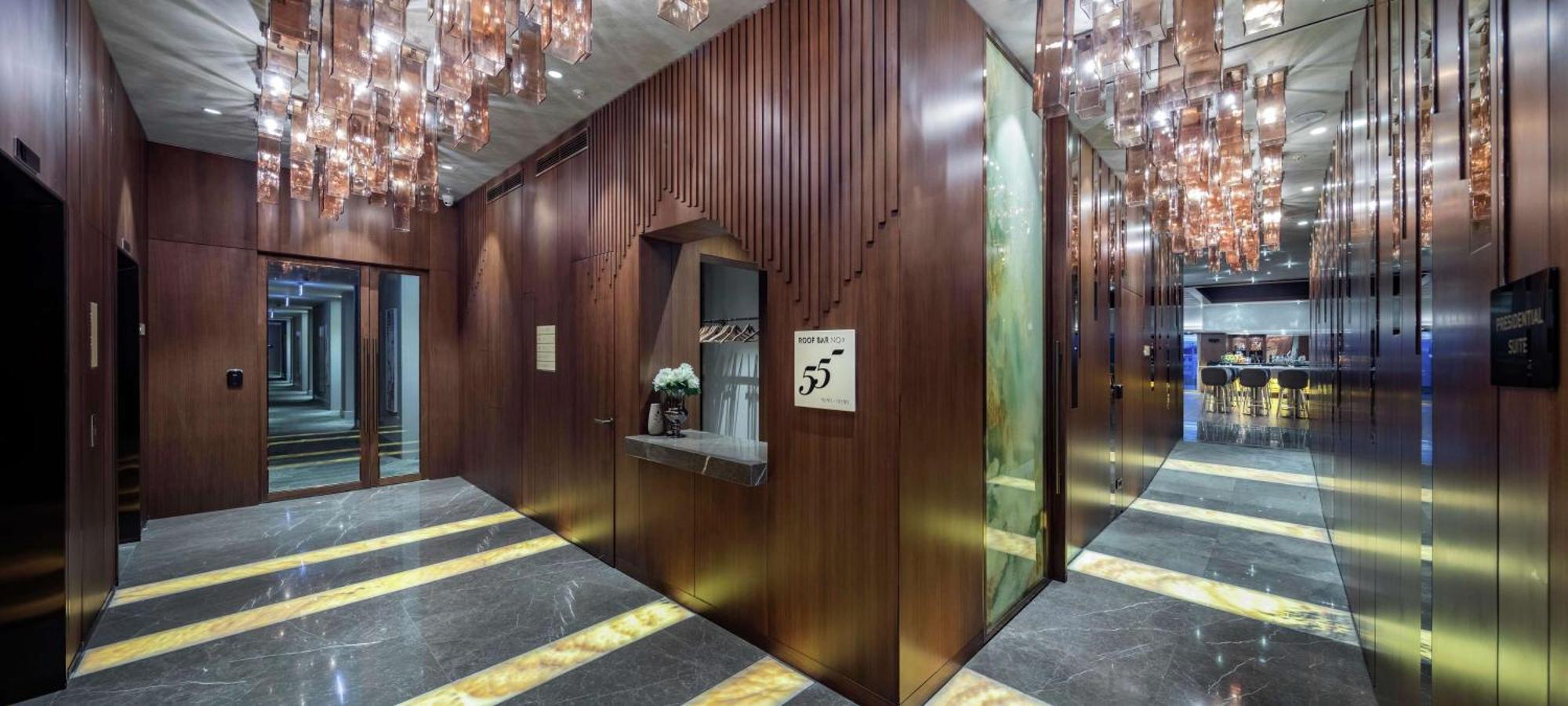 מלון Doubletree By Hilton סקופיה מראה חיצוני תמונה The 55th floor of the hotel