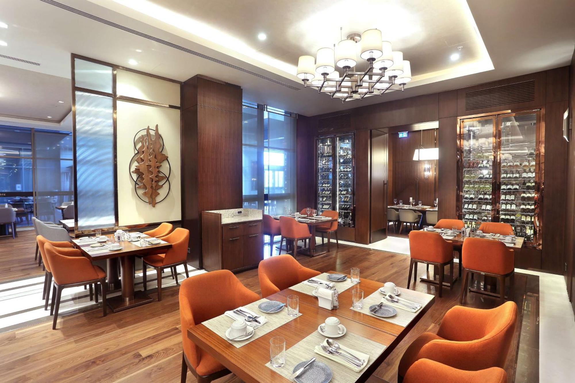 מלון Doubletree By Hilton סקופיה מראה חיצוני תמונה The interior of the restaurant