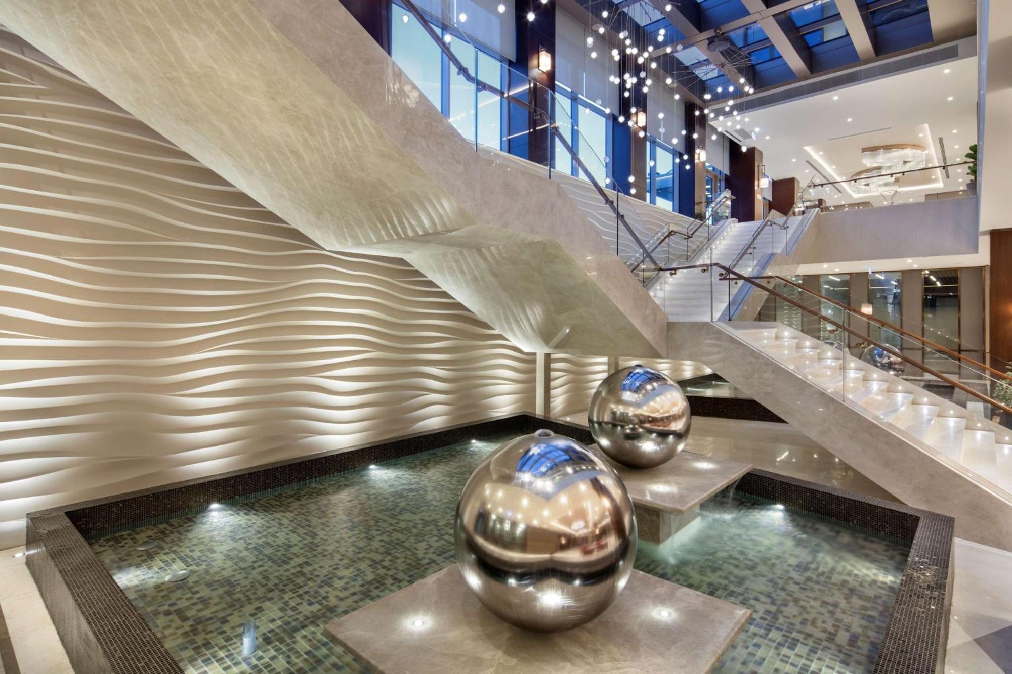 מלון Doubletree By Hilton סקופיה מראה חיצוני תמונה The interior of the hotel